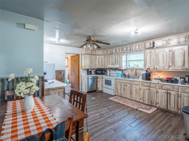 419000 E 1110 Road, Checotah, OK 74426