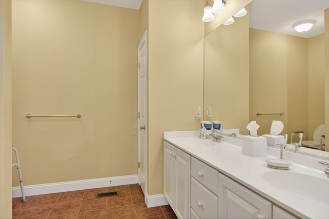 20 Glacier Way 20, Holliston, MA 01746