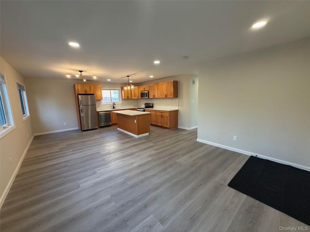 14 Cornwall Lane, Port Washington, NY 11050