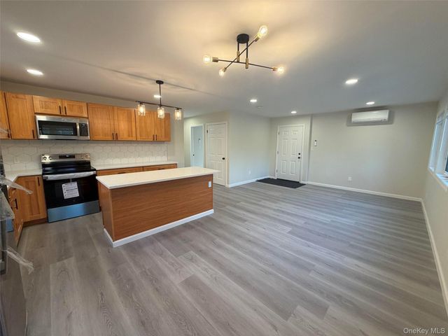 14 Cornwall Lane, Port Washington, NY 11050