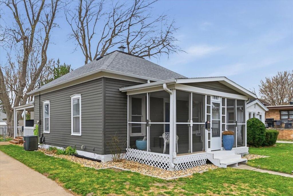 1807 AVENUE D, Council Bluffs, IA 51501