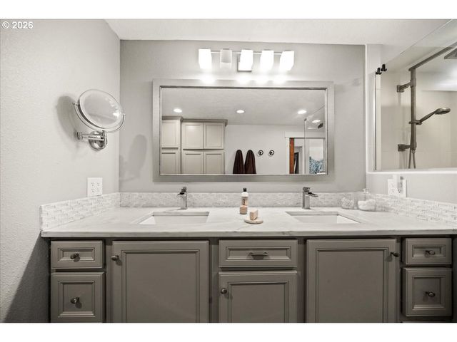 11828 Se KNEE Ct, Happy Valley, OR 97086