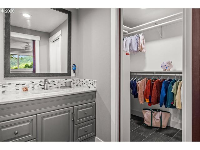 11828 Se KNEE Ct, Happy Valley, OR 97086