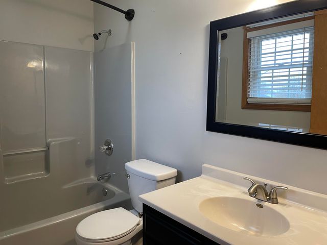 925 W 89th Place, Merrillville, IN 46410