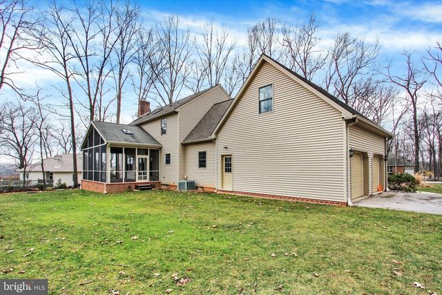 1317 CROWN POINT CT, New Freedom, PA 17349