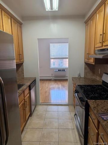 38 Knightsbridge Road 3K, Great Neck, NY 11021