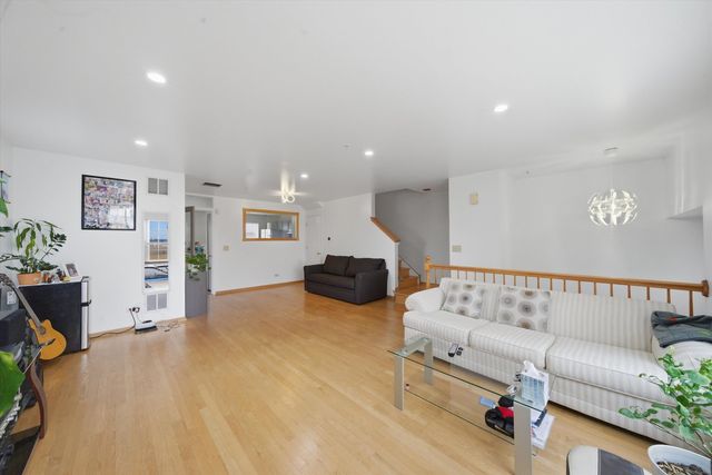 798 River Walk Drive, Wheeling, IL 60090