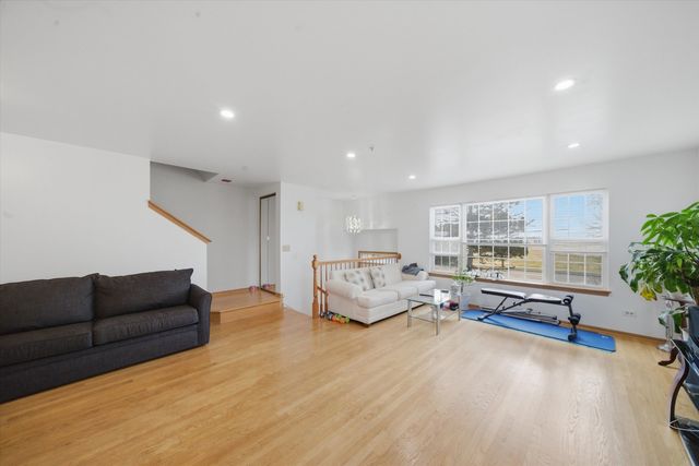 798 River Walk Drive, Wheeling, IL 60090