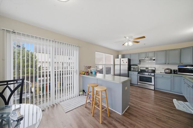 798 River Walk Drive, Wheeling, IL 60090