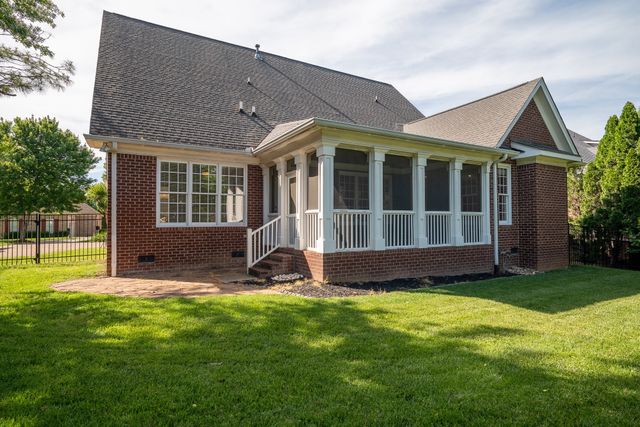 668 Springlake Dr, Franklin, TN 37064