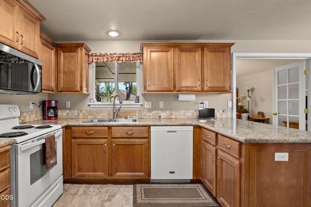 2872 Galaxy Way, Grants Pass, OR 97527