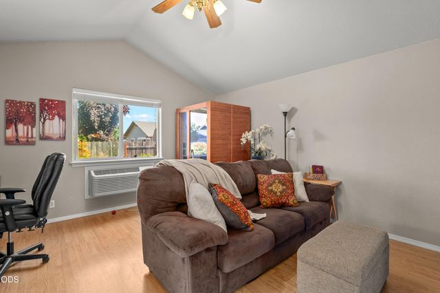 2872 Galaxy Way, Grants Pass, OR 97527