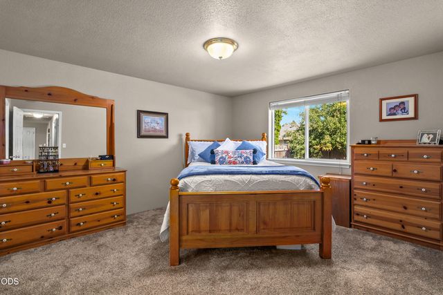 2872 Galaxy Way, Grants Pass, OR 97527