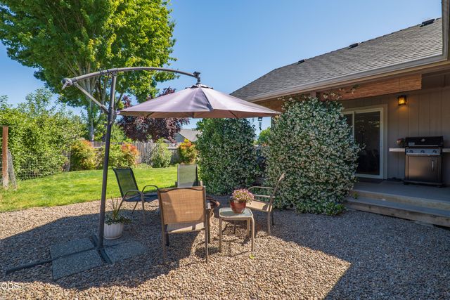 2872 Galaxy Way, Grants Pass, OR 97527
