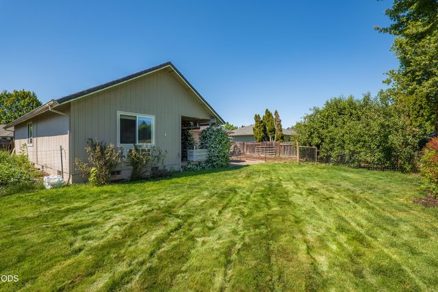 2872 Galaxy Way, Grants Pass, OR 97527
