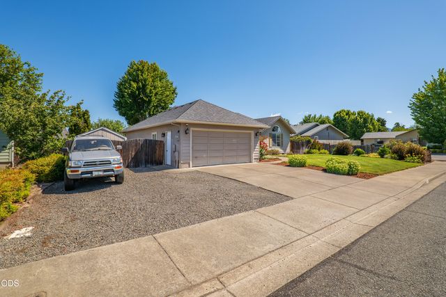 2872 Galaxy Way, Grants Pass, OR 97527