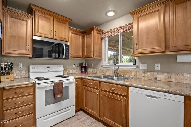 2872 Galaxy Way, Grants Pass, OR 97527