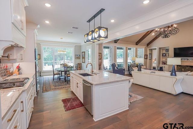 7521 Northlake Dr., Tyler, TX 75703