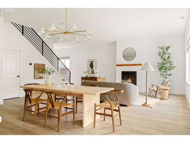 2744 DAHLIA Dr, West Linn, OR 97068