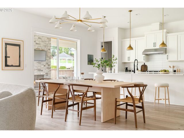 2744 DAHLIA Dr, West Linn, OR 97068