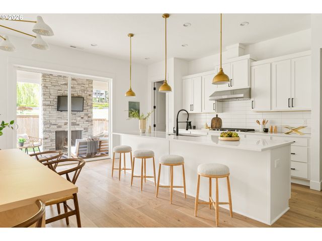 2744 DAHLIA Dr, West Linn, OR 97068