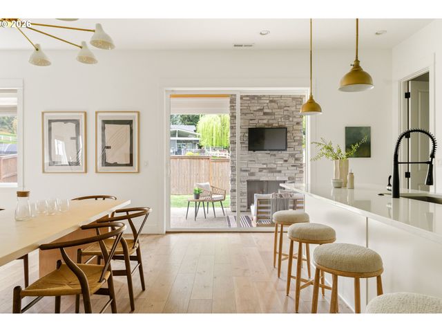 2744 DAHLIA Dr, West Linn, OR 97068