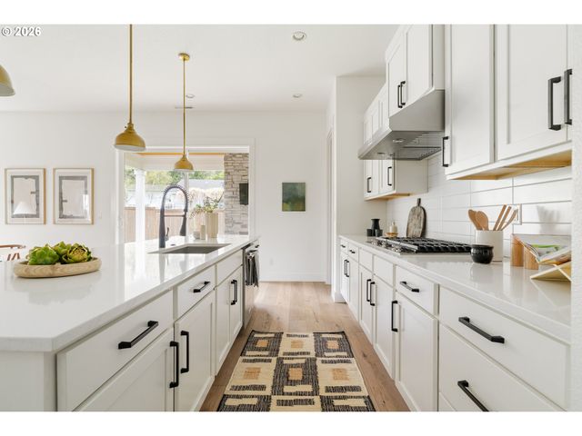 2744 DAHLIA Dr, West Linn, OR 97068