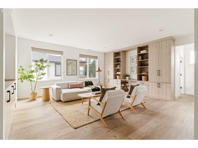 2744 DAHLIA Dr, West Linn, OR 97068