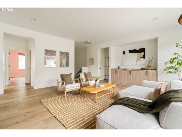 2744 DAHLIA Dr, West Linn, OR 97068