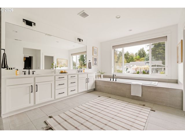 2744 DAHLIA Dr, West Linn, OR 97068