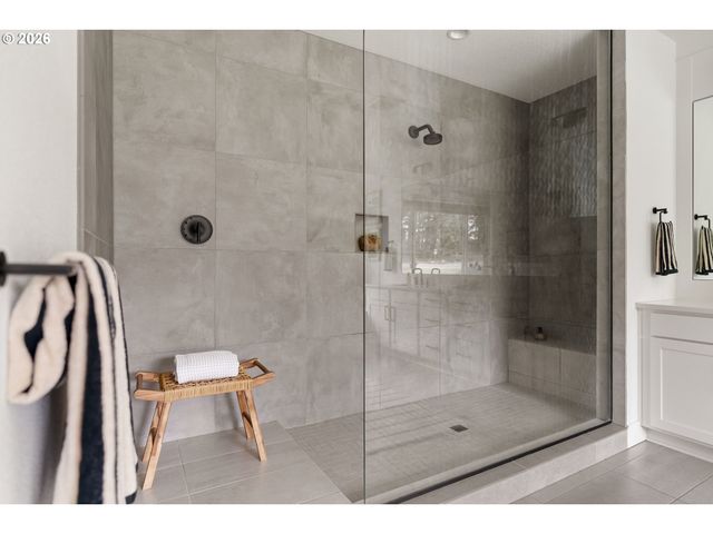 2744 DAHLIA Dr, West Linn, OR 97068