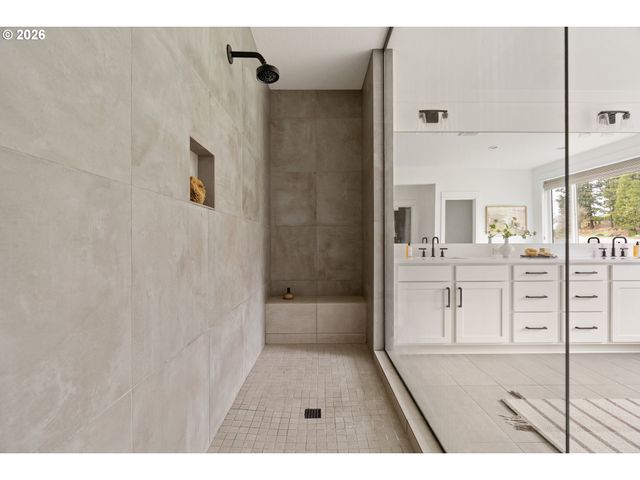 2744 DAHLIA Dr, West Linn, OR 97068