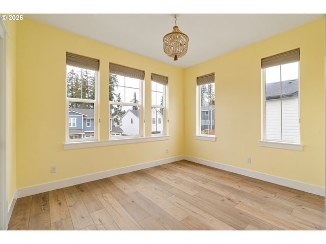 2744 DAHLIA Dr, West Linn, OR 97068