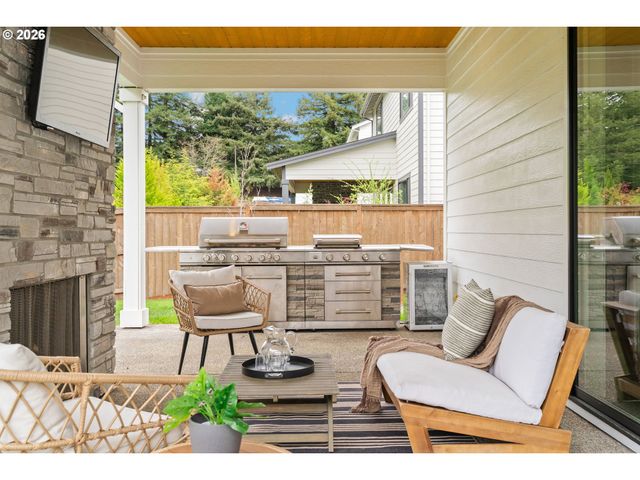 2744 DAHLIA Dr, West Linn, OR 97068