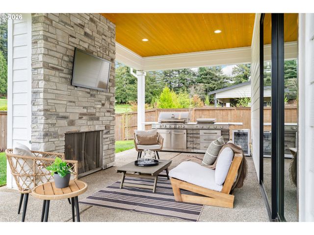 2744 DAHLIA Dr, West Linn, OR 97068