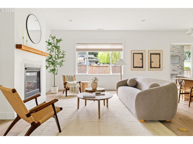 2744 DAHLIA Dr, West Linn, OR 97068