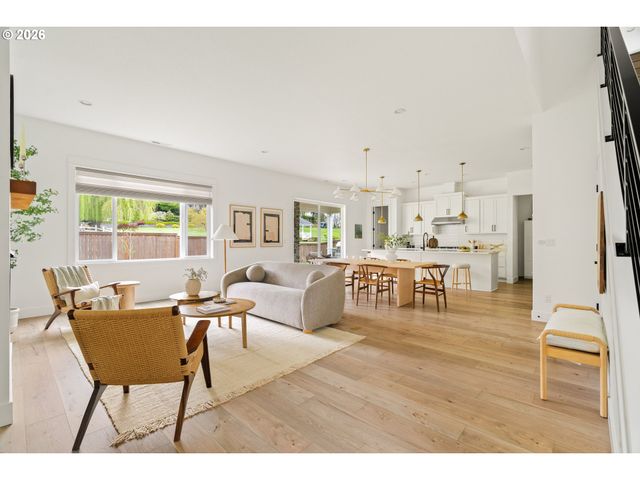 2744 DAHLIA Dr, West Linn, OR 97068