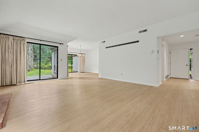 4 Heritage Crest C, Southbury, CT 06488