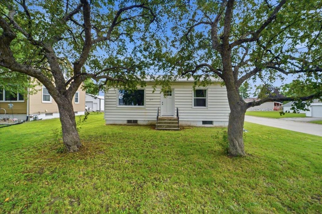 602 E End Avenue, Evansdale, IA 50707