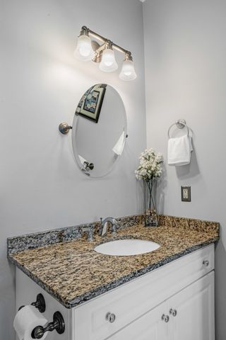 8 Walnut St 418, Peabody, MA 01960