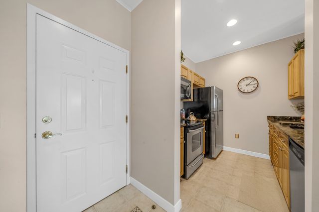 8 Walnut St 418, Peabody, MA 01960