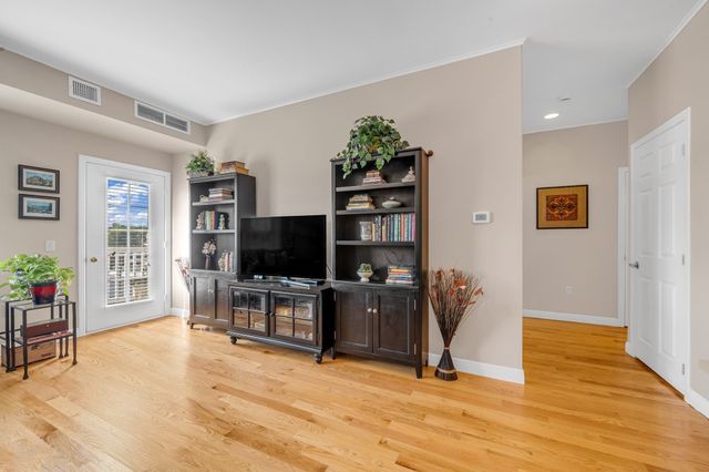 8 Walnut St 418, Peabody, MA 01960