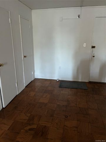 100 Clinton Avenue 4R, Mineola, NY 11501