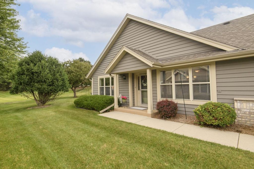 N24W24000 Brandon Oaks DRIVE #A, Pewaukee, WI 53072
