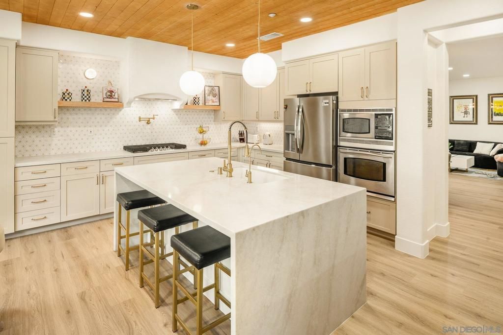 Image 11 of property listing at 10528 Pinion Trl, Escondido, CA 92026