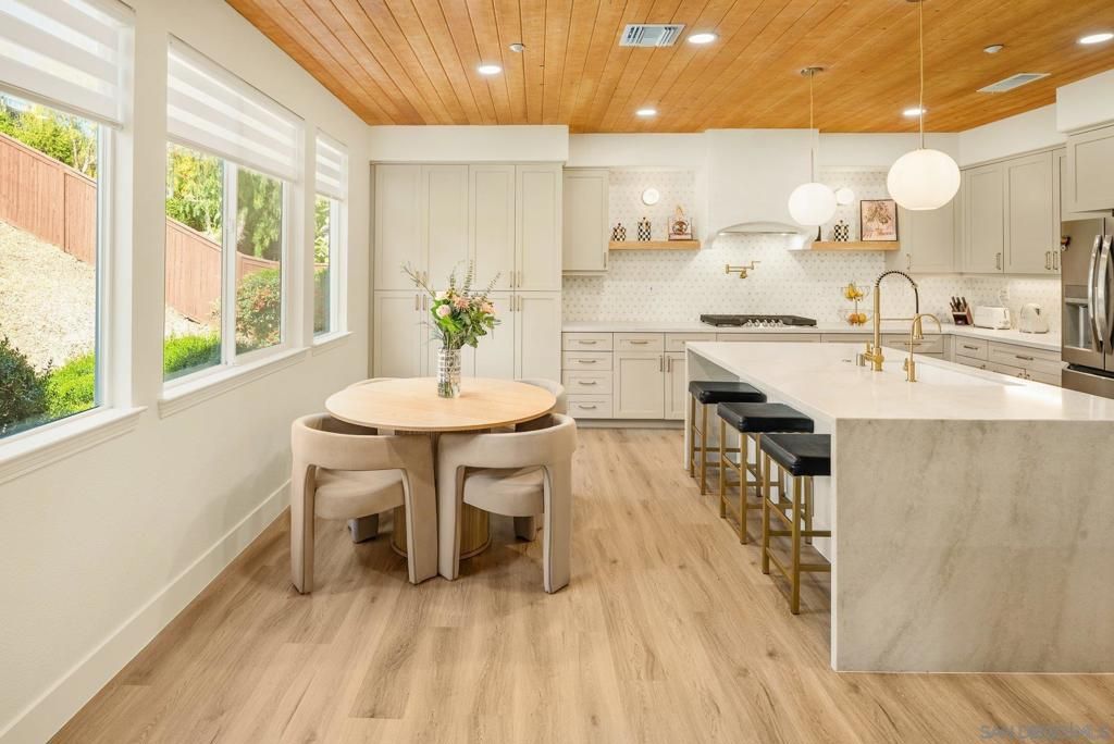 Image 12 of property listing at 10528 Pinion Trl, Escondido, CA 92026