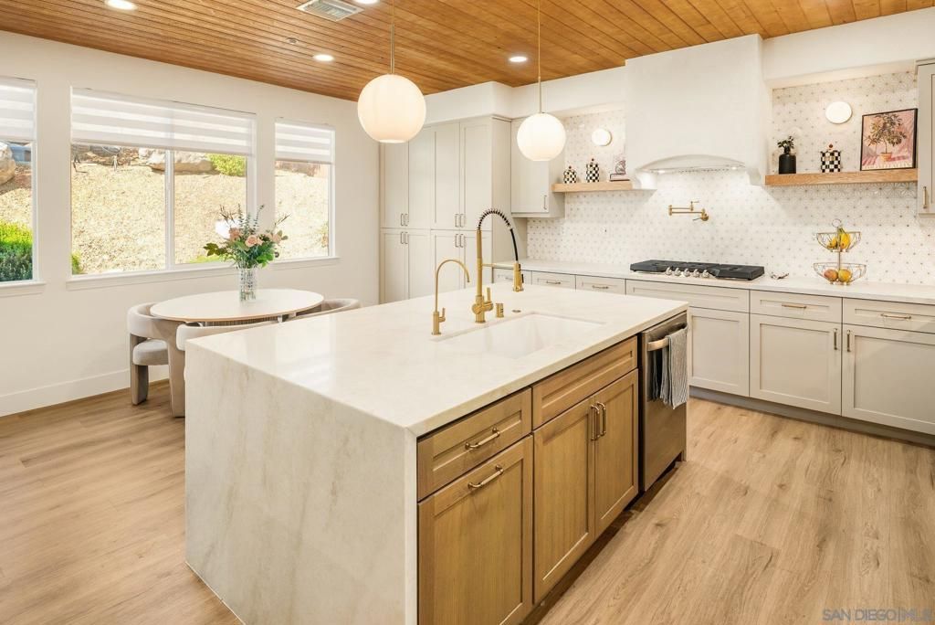 Image 13 of property listing at 10528 Pinion Trl, Escondido, CA 92026