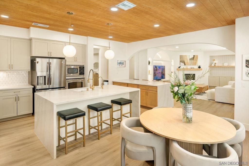 Image 15 of property listing at 10528 Pinion Trl, Escondido, CA 92026