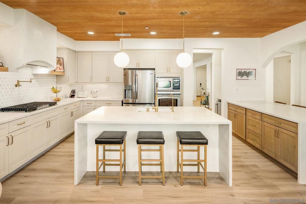 Image 16 of property listing at 10528 Pinion Trl, Escondido, CA 92026