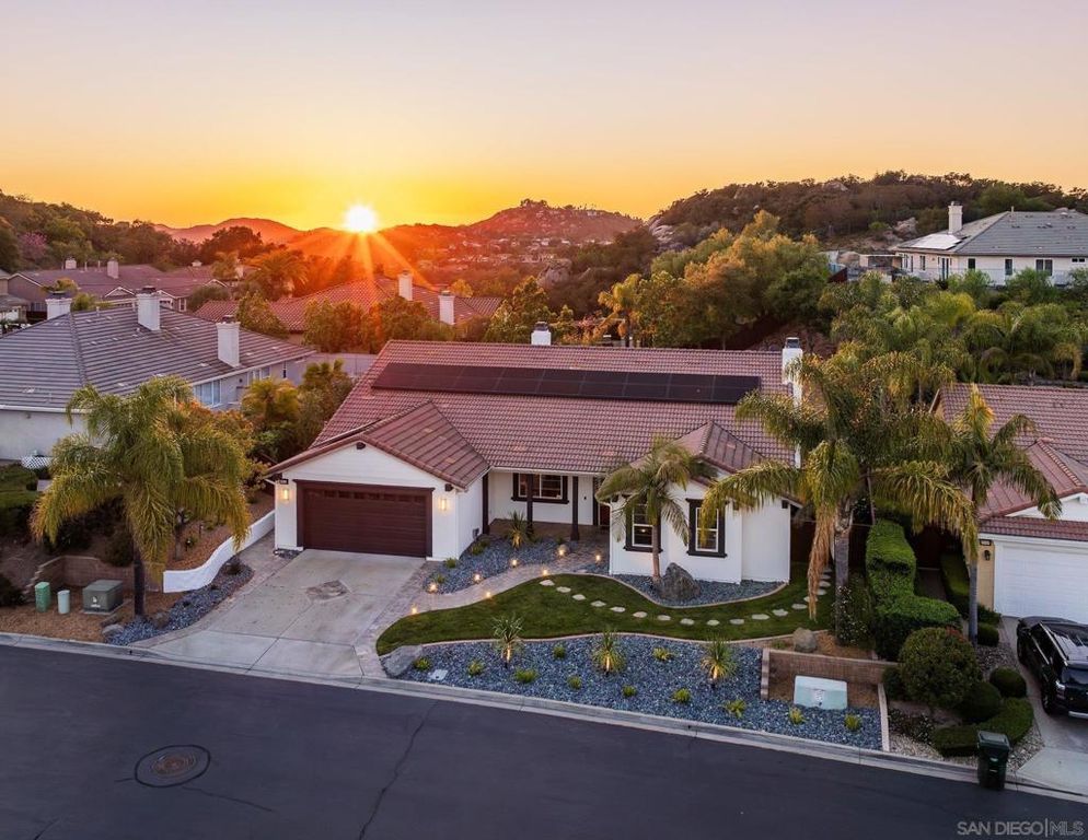 Image 2 of property listing at 10528 Pinion Trl, Escondido, CA 92026